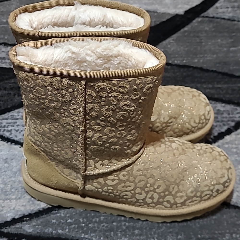 UGG GLITTER SNOW LEOPARD PRINT CLASSIC SHORT CHESTNUT BOOTS - Picture 2 of 15